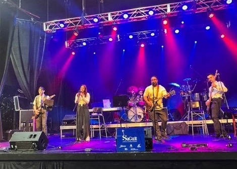 Maxime, Kamélie et Nathan Maltais ainsi que Léa et Olivier Néron de La Boîte à dents