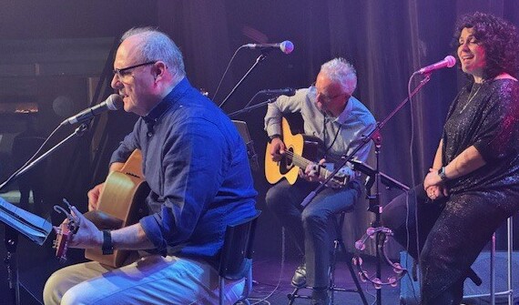 Martin Dufour des Équipements Achard, accompagné à la voix par Cynthia Harvey